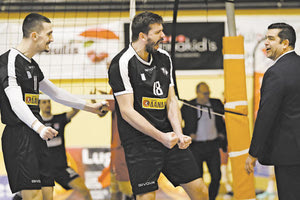 Ο Τζιουμάκας πανηγυρίζει με τον κ. Δεληκώστα το «διπλό» του ΟΦΗ