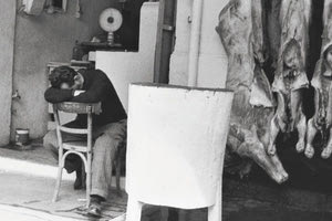 ΦΩΤΟΗΜΕΡΑΣ: Κρεοπωλείο στο Ηράκλειο του 1963. Φωτο-γραφία Anno Wilms.