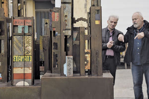 Ένα γλυπτό-γρίφος κοσμεί τον αύλειο χώρο του Κοινωνικού Χώρου των Ιδρυμάτων Καλοκαιρινού