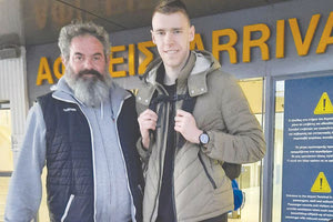 Ο Μπλούμπεργκς με το γενικό αρχηγό του ΟΦΗ κ. Ζλατιλίδης.