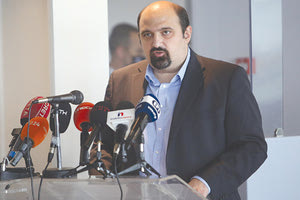 Ευτυχώς, με μερικές μόνο γρατζουνιές, βγήκε από το υπηρεσιακό του όχημα, μετά από τροχαίο ατύχημα στο οποίο και ενεπλάκη, ο υφυπουργός παρά τω πρωθυπουργός Χρήστος Τριαντόπουλος