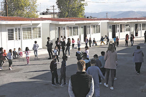 σεισμόπληκτοι μαθητές σε οικίσκους