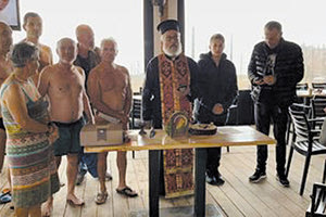 κοπή της πίτας των χειμερινών κολυμβητών Ηρακλείου στην παραλία της Αμνισού