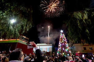 Με πυροτεχνήματα η υποδοχή του νέου έτους στη γεμάτη πλατεία Ελευθερίας