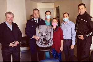 στελέχη της Τροχαία προσέφεραν ένα παιδικό καθισματάκι αυτοκινήτου στο πρώτο μωρό του 2023 στον Άγιο Νικόλαο