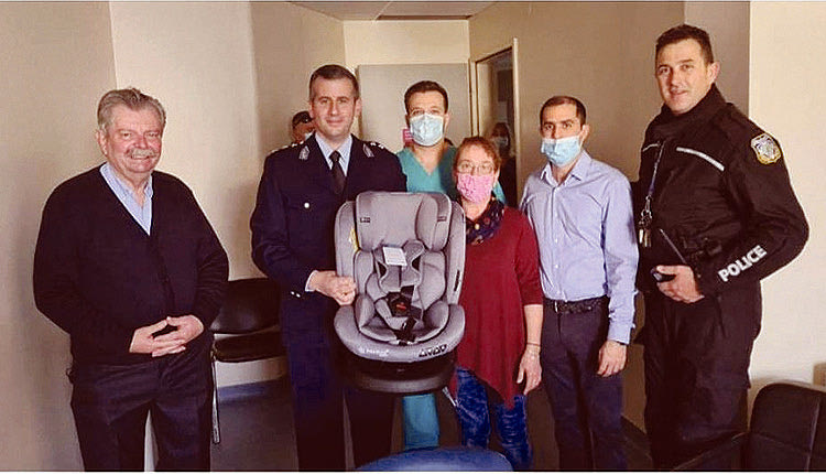 στελέχη της Τροχαία προσέφεραν ένα παιδικό καθισματάκι αυτοκινήτου στο πρώτο μωρό του 2023 στον Άγιο Νικόλαο