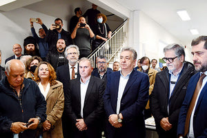 από το Λασίθι ο περιφερειάρχης Κρήτης Σταύρος Αρναουτάκης, κατά τη διάρκεια κοπής της πρωτοχρονιάτικης αγιοβασιλόπιτας