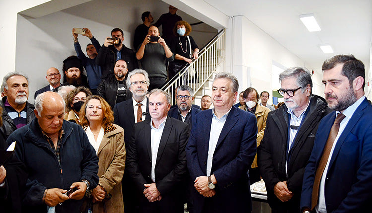 από το Λασίθι ο περιφερειάρχης Κρήτης Σταύρος Αρναουτάκης, κατά τη διάρκεια κοπής της πρωτοχρονιάτικης αγιοβασιλόπιτας