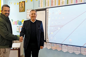 Επτά διαδραστικούς πίνακες παρέδωσε ο δήμαρχος Μινώα Πεδιάδας Μανώλης Φραγκάκης στο 1ο και 2ο Δημοτικά Σχολεία Αρκαλοχωρίου