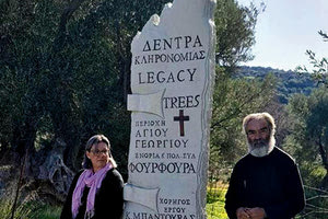Γλυπτά – μονόλιθοι κοντά σε αρχαίες ελιές