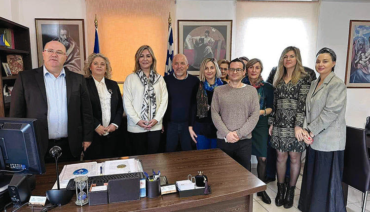 Από την πίσω πόρτα η είσοδος της κας Γκάγκα στο ΠΑΓΝΗ για να αποφύγει τους εργαζόμενους