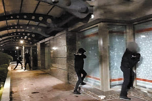 επιτέθηκαν με βαριοπούλες στα γραφεία εταιρείας μέλη του Ρουβίκωνα