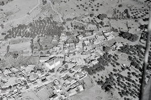 ΦΩΤΟΗΜΕΡΑΣ: 1943. Η Κασταμονίτσα φωτογραφημένη από γερμανικό αεροσκάφος (φωτογραφία Karl Ottahal).