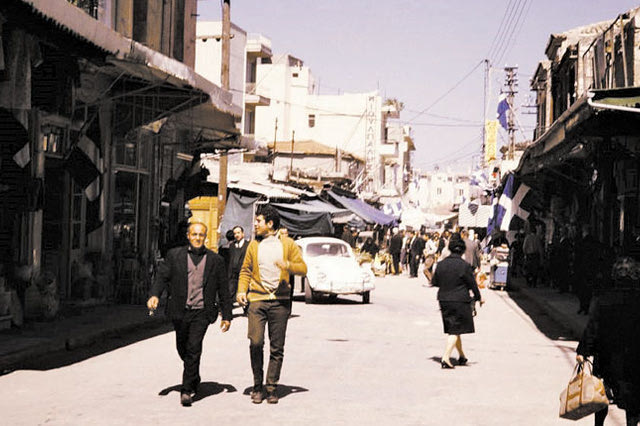 ΦΩΤΟΗΜΕΡΑΣ: Στην κεντρική αγορά του Ηρακλείου τη δεκαετία του ΄70, φωτογραφία Robert B. Haas.