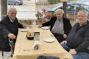 Από τη μια ο Ανδρουλάκης και ο Κοτζιάς βρέθηκαν τελευταία και πιο κοντά- ο πρώτος, μάλιστα, παρουσίασε και το βιβλίο του δεύτερου για τη Συμφωνία των Πρεσπών και από την άλλη ο Δραγασάκης, βρέθηκαν και τα ξαναείπαν