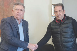 ο κ. Φραγκάκης με τον ανάδοχο του έργου