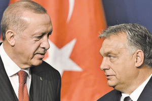 Παρόλα αυτά τα… ανέκδοτα έρχονται από αλλού! Αίσθηση προκάλεσε η δήλωση του Ούγγρου υπουργού Εξωτερικών Σιγιάρτο, ότι η Ουγγαρία θα υποστηρίξει υποψηφιότητα του Ερντογάν για το Νόμπελ Ειρήνης!