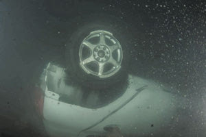 Ήταν Νοέμβριος του 2020, όταν και τα δύο αυτοκίνητα της οικογένειας βούτηξαν στη θάλασσα, το ένα ακόμα παραμένει στον βυθό!