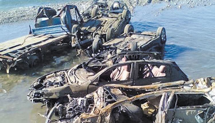 Ήταν Νοέμβριος του 2020, όταν και τα δύο αυτοκίνητα της οικογένειας βούτηξαν στη θάλασσα, το ένα ακόμα 		παραμένει στον βυθό!