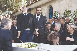 Θρήνος για τους δύο γονείς πάνω από το φέρετρο του παιδιού τους