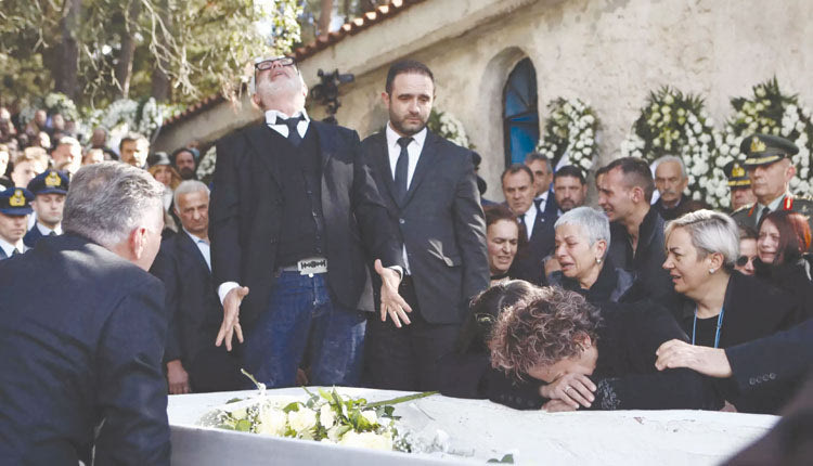 Θρήνος για τους δύο γονείς πάνω από το φέρετρο του παιδιού τους