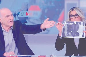 Επέμεινε ο βουλευτής  του ΣΥΡΙΖΑ Γιώργος Βαρεμένος στην προκλητική συμπεριφορά του έναντι της συναδέλφου του από τη Νέα Δημοκρατία  Άννας Καραμανλή