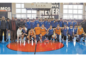 Τη μνήμη του Άλκη Καμπανού τίμησαν οι μαθητές στα σχολικά πρωταθλήματα (φωτό από το ματς 3ο-Γάζι)