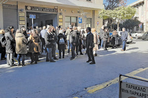 Στιγμιότυπο από την κινητοποίηση που έγινε χθες το πρωί έξω από την Πολεοδομία