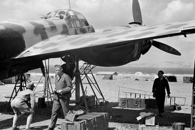 ΦΩΤΟΗΜΕΡΑΣ: Κρήτη, στο αεροδρόμιο Ηρακλείου επισκευή βομβαρδιστικού junkers ju-88, Σεπτέμβριος 1942 (φωτογράφος Karl Ottahal)