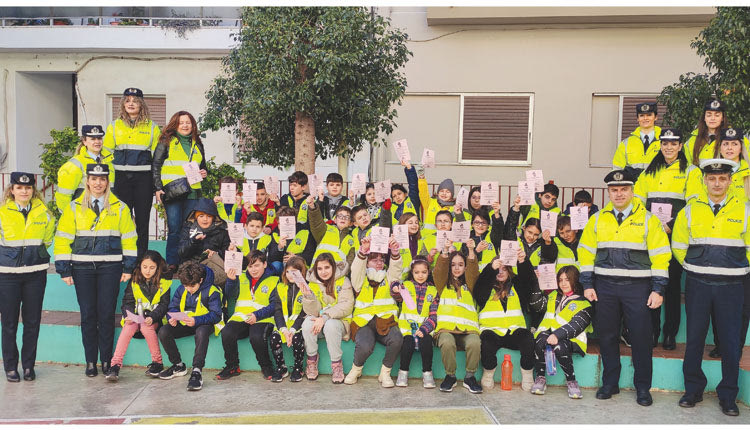 Μαθητές του 17ου Δημοτικού Σχολείου Ηρακλείου και αστυνομικοί της Τροχαίας Ηρακλείου κυκλοφόρησαν πεζοί στην πόλη του Ηρακλείου