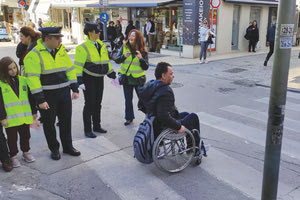 Μαθητές του 17ου Δημοτικού Σχολείου Ηρακλείου και αστυνομικοί της Τροχαίας Ηρακλείου κυκλοφόρησαν πεζοί στην πόλη του Ηρακλείου