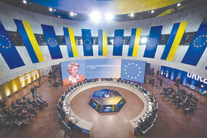 Άμεση οικονομική σύνδεση αλλά όχι και (άμεση) ένταξη της Ουκρανίας στην Ευρωπαϊκή Ένωση, ήταν το μήνυμα που έστειλαν οι ηγέτες της Ευρώπης κατά την έναρξη της χθεσινής ιστορικής Συνόδου Κορυφής στο Κίεβο, κατά τις εργασίες της οποίας ήχησαν οι σειρήνες των αεροπορικών επιδρομών!