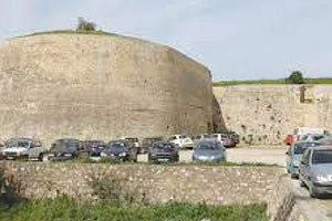 Πάρκινγκ ξανά κάτω από τα τείχη;