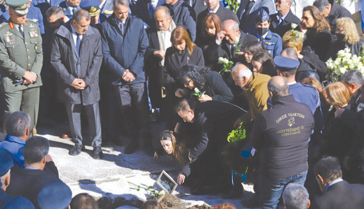 Σκηνές αρχαίας τραγωδίας στην κηδεία του Στάθη Τσιτλακίδη