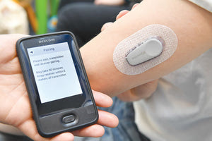 Η μικροσυσκευή ειδοποιεί με «συναγερμό» αν αυξηθούν ή πέσουν επικίνδυνα οι τιμές του σακχάρου μέσω εφαρμογής στο κινητό τηλέφωνο