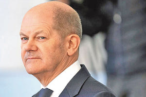 Ο ένοικος άλλαξε, αλλά το χούι έμεινε. Έτσι από τον σοσιαλδημοκράτη Σολτς βγήκε το ρήμα «σολτσίζω» και το ουσιαστικό «σολτσισμός»