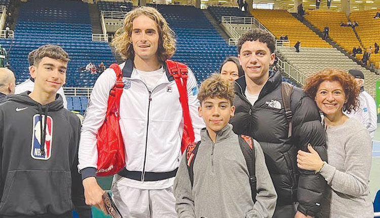 Αρκετοί Ηρακλειώτες πήγαν στο ΟΑΚΑ και θαύμασαν τον Τσιτσιπά. Στη φωτό τα αδέρφια Χάρης και Νικόλας Αμανάκης, ο Νικόλας Βυζιράκης, η Ζέτα Βυζιράκη και η Μαρία Καρκανάκη