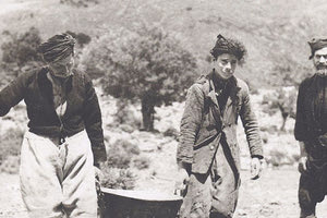 ΦΩΤΟΗΜΕΡΑΣ: Κρήτη 1912. Κρητικοί ετοιμάζονται να τυροκομήσουν.