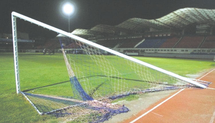 Όταν οι Πάνθηρες ξήλωσαν μέχρι και τα δοκάρια  Στις 25/8 του 2010, 100-150 από τους «Πάνθηρες» (οργανωμένος πυρήνας οπαδών του Πανιώνιου)