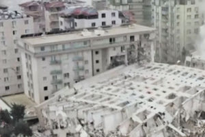 ΤΟΥΡΚΙΑ ΣΕΙΣΜΟΣ: Είναι συγκλονιστικές φωτογραφίες από τις πολυκατοικίες που έπεσαν σαν τραπουλόχαρτα.