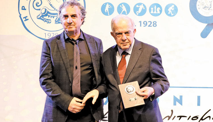 Ο πρόεδρος του «Ηράκλειο» βράβευσε τον δήμαρχο Ηρακλείου κ. Λαμπρινό και ο κ. Κληρονόμος τον αντιδήμαρχο κ. Αναστασάκη.