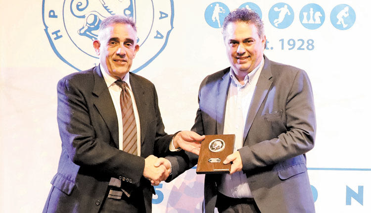Ο κ. Πιτσούλης παίρνει το βραβείο για την Περιφέρεια από τον κ. Μπλαβάκη και ο κ. Δελάκης βραβεύει τον κ. Αυγενάκη.