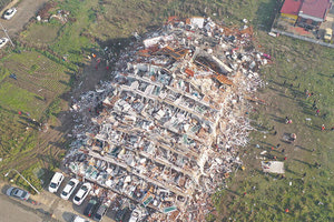 Σκηνές αρχαίας τραγωδίας εκτυλίσσονται στα χαλάσματα που άφησαν πίσω τους οι σεισμοί σε Τουρκία και Συρία