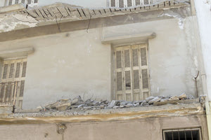 Η κακοκαιρία αποκόλλησε τμήματα από ετοιμόρροπα του Ηρακλείου