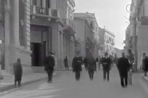 ΦΩΤΟΗΜΕΡΑΣ: Ηράκλειο, 1910. Ηρακλειώτες κάνουν βόλτα στην 25ης Αυγούστου. Φωτογραφία από βίντεο του Gaumont Pathe.