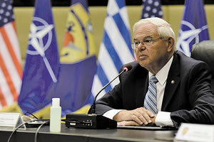 ο πρόεδρος της Επιτροπής Εξωτερικών Σχέσεων της Γερουσίας Ρόμπερτ Μενέντεζ