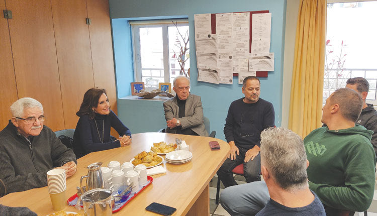 Απέδωσε καρπούς και σχεδόν… τέσσερις τόνους ελαιόλαδου (!) η συνεργασία του Δήμου Ηρακλείου και του ΚΕΘΕΑ, μέσα από την οποία αξιοποιήθηκε ένα μεγάλο αγροτικό ακίνητο του Δήμου Ηρακλείου στον μέσα Καρτερό προς όφελος κοινωνικά ευαίσθητων ομάδων