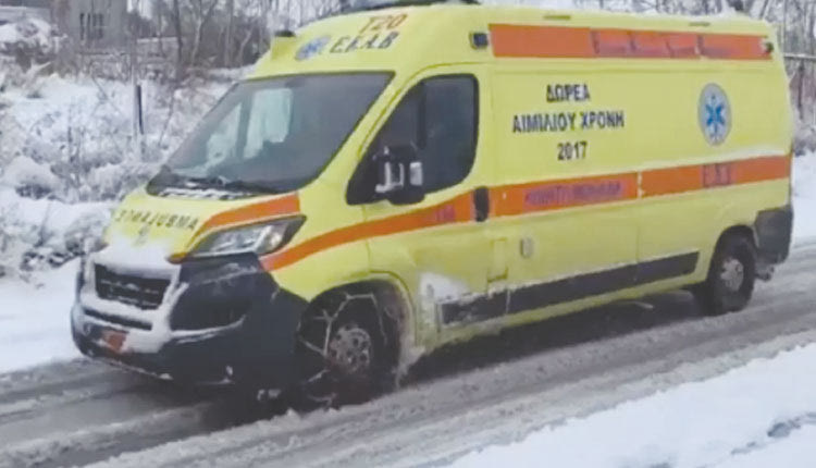 Το ασθενοφόρο παρά τη σφοδρή χιονόπτωση έφτασε και παρέλαβε το παιδί
