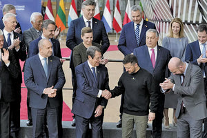 Με χειροκροτήματα έγινε δεκτός ο πρόεδρος της Ουκρανίας από όλους τους Ευρωπαίους ηγέτες καθώς πόζαραν για την «οικογενειακή φωτογραφία», πλην ενός: του Βίκτορ Όρμπαν.