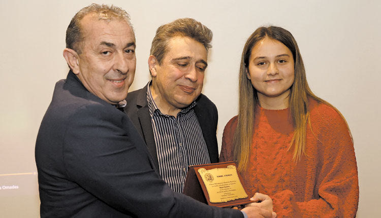 Τη Μ. Φανουράκη τίμησαν οι κ.κ. Βαρδάκης, Ηγουμενίδης  Ο κ. Νατσάκος τιμήθηκε από τους κ.κ.  Σισαμάκη, Παπαγεωργίου 